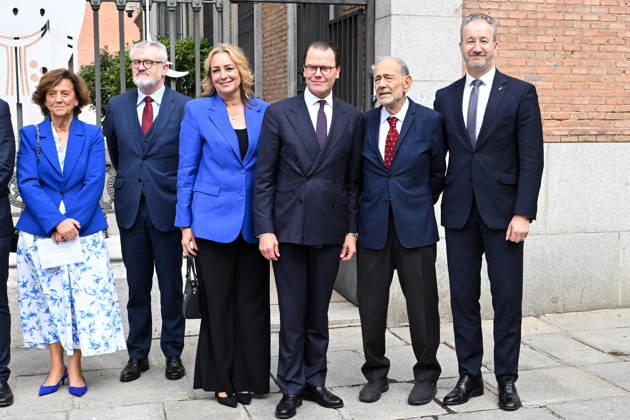 The Prado Museum reopens the Queen Christina Sculpture Gallery with a visit from Prince Daniel of Sweden. Prince Daniel of Sweden (3rd from left) and Javier Solana (2nd from left) pose for the media upon their arrival at the museum ahead of the reopening of the Queen Christina Sculpture Gallery, on October 6, 2026, in Madrid, Spain. CELEBRITIES PRADO MUSEUM ROYALTY PRINCE José Madrid Madrid Spain Copyright: xJosà xOlivax 7824420