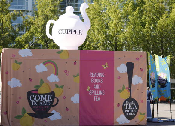 Frankfurt Impressionen 06.10.2026 Die 78. Frankfurter Buchmesse mit dem Freigelände Agora mit Speisen- und Getränke-Stände hier Cup of Tea Frankfurt (Main) Hessen Deutschland