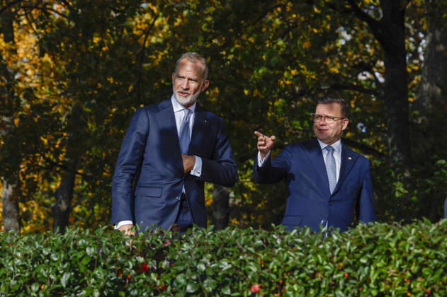 King of Spain Felipe VI (L) and Finnish Prime Minister Petteri Orpo (R) stroll through the backyard of the prime minister s official residence during a meeting, as part of the Spanish king and queen s state visit to Finland in Helsinki, Finland, 06 October 2026. Spanish King and Queen visit Finland !ACHTUNG: NUR REDAKTIONELLE NUTZUNG! Copyright: xJ.J.xGuillénx GRAF1189 20261006-55021603716_1