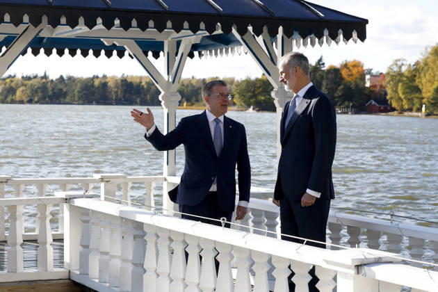 King of Spain Felipe VI (R) and Finnish Prime Minister Petteri Orpo (L) stroll through the backyard of the prime minister s official residence during a meeting, as part of the Spanish king and queen s state visit to Finland in Helsinki, Finland, 06 October 2026. Spanish King and Queen visit Finland !ACHTUNG: NUR REDAKTIONELLE NUTZUNG! Copyright: xJ.J.xGuillénx GRAF1187 20261006-55021603743_1