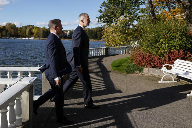 King of Spain Felipe VI (R) and Finnish Prime Minister Petteri Orpo (L) stroll through the backyard of the prime minister s official residence during a meeting, as part of the Spanish king and queen s state visit to Finland in Helsinki, Finland, 06 October 2026. Spanish King and Queen visit Finland !ACHTUNG: NUR REDAKTIONELLE NUTZUNG! Copyright: xJ.J.xGuillénx GRAF1173 20261006-55021603753_1