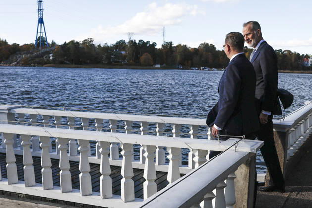 King of Spain Felipe VI (R) and Finnish Prime Minister Petteri Orpo (L) stroll through the backyard of the prime minister s official residence during a meeting, as part of the Spanish king and queen s state visit to Finland in Helsinki, Finland, 06 October 2026. Spanish King and Queen visit Finland !ACHTUNG: NUR REDAKTIONELLE NUTZUNG! Copyright: xJ.J.Guillenx GRAF1175 20261006-55021603760_1