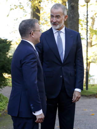 King of Spain Felipe VI (R) and Finnish Prime Minister Petteri Orpo (L) stroll through the backyard of the prime minister s official residence during a meeting, as part of the Spanish king and queen s state visit to Finland in Helsinki, Finland, 06 October 2026. Spanish King and Queen visit Finland !ACHTUNG: NUR REDAKTIONELLE NUTZUNG! Copyright: xJ.J.xGuillénx GRAF1177 20261006-55021603761_1