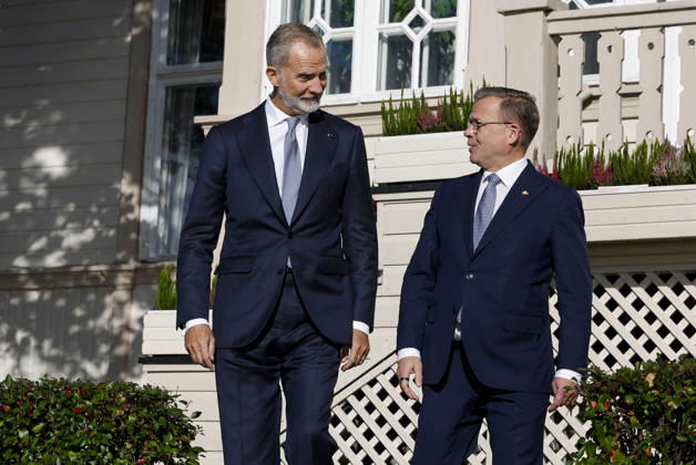 King of Spain Felipe VI (R) and Finnish Prime Minister Petteri Orpo (L) stroll through the backyard of the prime minister s official residence during a meeting, as part of the Spanish king and queen s state visit to Finland in Helsinki, Finland, 06 October 2026. Spanish King and Queen visit Finland !ACHTUNG: NUR REDAKTIONELLE NUTZUNG! Copyright: xJ.J.xGuillénx GRAF1191 20261006-55021603763_1