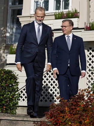 King of Spain Felipe VI (L) and Finnish Prime Minister Petteri Orpo (R) stroll through the backyard of the prime minister s official residence during a meeting, as part of the Spanish king and queen s state visit to Finland in Helsinki, Finland, 06 October 2026. Spanish King and Queen visit Finland !ACHTUNG: NUR REDAKTIONELLE NUTZUNG! Copyright: xJ.J.xGuillénx GRAF1188 20261006-55021603771_1