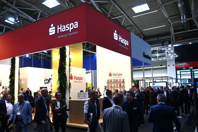 Die EXPO REAL 2026 findet aktuell auf dem Messegelände der Messe München statt. Sie ist Europas grösste internationale Fachmesse für Immobilien, Investitionen und Infrastruktur. Foto: Messestand Haspa, Hamburger Sparkasse.