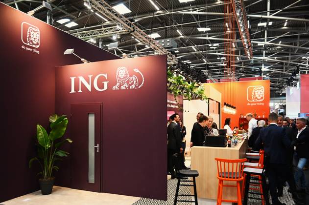 Die EXPO REAL 2026 findet aktuell auf dem Messegelände der Messe München statt. Sie ist Europas grösste internationale Fachmesse für Immobilien, Investitionen und Infrastruktur. Foto: Messestand ING. Die ING, ursprünglich ING-DiBa, ist mit über 10 Millionen Kundinnen und Kunden die grösste Direktbank und eine der zehn grössten Banken in Deutschland. Als Tochtergesellschaft der niederländischen ING Groep bietet die in Frankfurt am Main ansässige Bank ein rein digitales Finanzportfolio an.