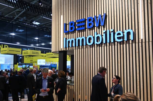 Die EXPO REAL 2026 findet aktuell auf dem Messegelände der Messe München statt. Sie ist Europas grösste internationale Fachmesse für Immobilien, Investitionen und Infrastruktur. Foto: Messestand LB BW Immobilien. Die LBBW - auch Landesbank Baden-Württemberg - mit Hauptsitz in Stuttgart ist eine der grössten deutschen Landesbanken und eine mittelständische Universalbank. Sie fungiert sowohl als Geschäftsbank für Unternehmen und Privatkunden - unter der Marke BW-Bank - als auch als Zentralbank und Partner für die Sparkassen.