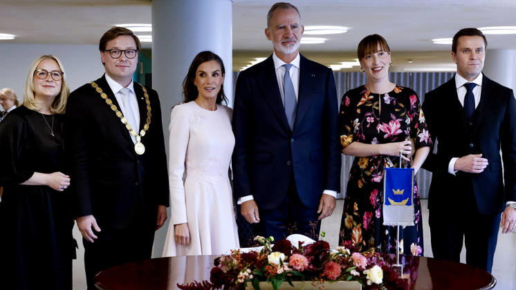 Spain s King Felipe VI (C-R) and Queen Letizia (C-L), pose for a family photo next to Mayor of Helsinki, Daniel Sazonov (2L), his partner Anita Westerholm (L); Chairwoman of the Helsinki City Council, Eveliina Heinaluoma (2R), and her partner Tuomas Immonen (R), at the City Hall during a luncheon hosted by the City of Helsinki held in the framework of he Spanish king and queen s state visit to Finland in Helsinki, Finland, 06 October 2026. Spanish King and Queen visit Finland !ACHTUNG: NUR REDAKTIONELLE NUTZUNG! Copyright: xJ.J.xGuillénx GRAF894 20261006-55021603826_1