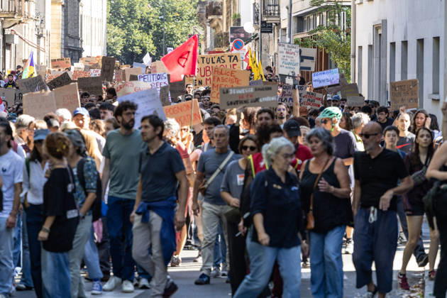 Students Demonstration Over Education Conditions - Bordeaux High school students demonstrate in the streets during a nationwide mobilization calling for more resources and improved conditions in school, in Bordeaux, France, on October 6, 2026. Photo by Margot Le Gonidec ABACAPRESS.COM Bordeaux France Copyright: xLexGonidecxMargot ABACAx