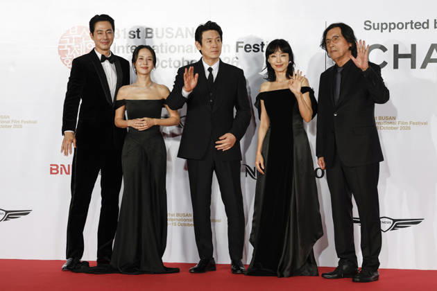 stars gather at busan international film festival in south korea (L-R) South Korean actors Zo In-sung, Cho Yeo-jeong, Sol Kyung-gu, Jeon Do-yeon and film director Lee Chang-dong pose for photographs during a photocall ahead of the opening ceremony of the 31st Busan International Film Festival (BIFF) at the Busan Cinema Center in Busan, South Korea, on October 06, 2026. Busan South Korea Copyright: xMatrixxImages JungxUi-Chelx