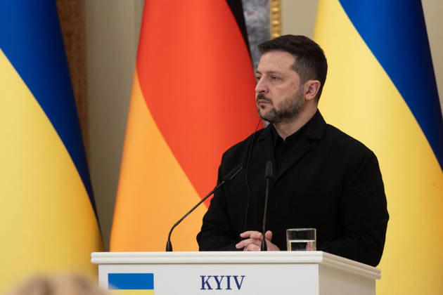 Ukrainian President Volodymyr Zelenskyy welcomed German Chancellor Friedrich Merz to Kyiv, on October 4, 2026. They discussed strengthening Ukraine’s defense and providing additional funding for energy infrastructure as winter approaches. Friedrich Merz emphasized that Germany continues to support Ukraine and the Ukrainian people, and that it will continue to do so until the end of the war. The meeting focused primarily on defense aid. Friedrich Merz announced a new comprehensive support program worth more than 1.3 billion euros. The head of state thanked him for this major gesture of support during this particularly difficult time for Ukraine. Ukrainian President Volodymyr Zelenskyy received German Chancellor Friedrich Merz in Kyiv on Oct  Copyright: xUkrainexPresidencyxviaxBestimagexUkrainexPresidencyxviaxBestimagex