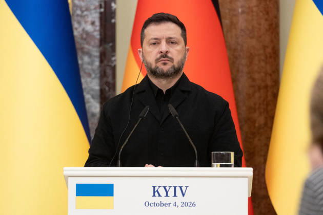 Ukrainian President Volodymyr Zelenskyy welcomed German Chancellor Friedrich Merz to Kyiv, on October 4, 2026. They discussed strengthening Ukraine’s defense and providing additional funding for energy infrastructure as winter approaches. Friedrich Merz emphasized that Germany continues to support Ukraine and the Ukrainian people, and that it will continue to do so until the end of the war. The meeting focused primarily on defense aid. Friedrich Merz announced a new comprehensive support program worth more than 1.3 billion euros. The head of state thanked him for this major gesture of support during this particularly difficult time for Ukraine. Ukrainian President Volodymyr Zelenskyy received German Chancellor Friedrich Merz in Kyiv on Oct  Copyright: xUkrainexPresidencyxviaxBestimagexUkrainexPresidencyxviaxBestimagex