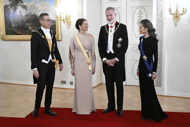 LKS 20261006 Spain s King Felipe (2nd right) and Queen Letizia (right) pose with Finland s President Alexander Stubb (left) and and his wife Suzanne Innes-Stubb (2nd left) before the dinner at the Presidential Palace in Helsinki, Finland, on October 6, 2026. Spain s King Felipe and Queen Letizia are on a two-day state visit to Finland. - HEIKKI SAUKKOMAA Helsinki Finland Copyright: xHeikkixSaukkomaax gMl_onXA7F0