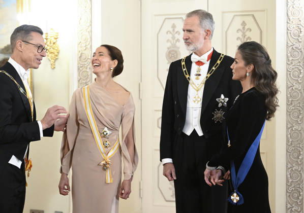 LKS 20261006 Finland s President Alexander Stubb (left) and his wife Suzanne Innes-Stubb (2nd left) and Spain s King Felipe (2nd right) and Queen Letizia (right) before the dinner at the Presidential Palace in Helsinki, Finland, on October 6, 2026. Spain s King Felipe and Queen Letizia are on a two-day state visit to Finland. - HEIKKI SAUKKOMAA Helsinki Finland  Copyright: xHeikkixSaukkomaax E-StyReIBdE