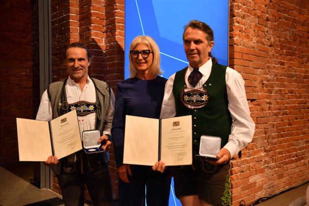 Ulrike Scharf (Bayerische Staatsministerin) und Alexander und Thomas Huber (Huber-Baum) Verleihung der Bayerischen Staatsmedaille für soziale Verdienste 2026 Allerheiligen-Hofkirche München 06. Oktober 2026