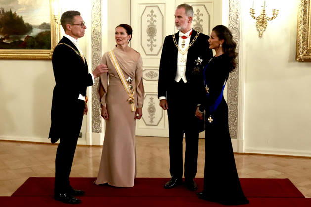 The King and Queen attend a state dinner hosted by the President of the Republic of Finland. The King and Queen, King Felipe and Queen Letizia, converse with the President of Finland, Cai Göran Alexander Stubb, and the First Lady, Suzanne Innes Stubb, moments before the gala dinner begins at the Presidential Palace on October 6, 2026, in Helsinki, Finland. ROYAL HOUSE KING AND QUEEN Europa Press 10 06 2026 Helsinki Helsinki Spain Copyright: xEuropaxPressx 7825121