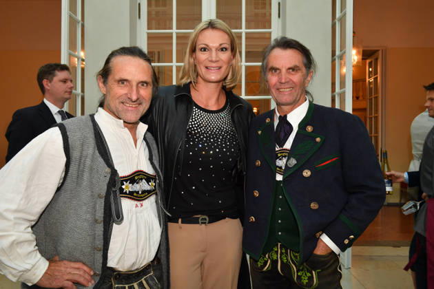 Alexander und Thomas Huber (Huber-Baum) mit Maria Höfl-Riesch Verleihung der Bayerischen Staatsmedaille für soziale Verdienste 2026 Allerheiligen-Hofkirche München 06. Oktober 2026