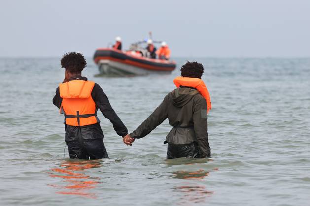 Small Boat Migrants Depart PHOTOPQR VOIX DU NORD Marc Demeure October 6, 2026 Gravelines, October 6, 2026 Migrants attempt to board a semi-rigid boat that has come to pick them up. Having departed from the beaches of Dunkirk with about twenty people, the small boat approaches the beach at Gravelines to pick up other would-be exiles bound for England, including women and children. Photo by MARC DEMEURE, La Voix du Nord, Gravelines, northern France, Oct. 6, 2026 Migrants attempt to board a semi-rigid inflatable boat that has come to pick them up. Having left the beaches of Dunkirk with about twenty people on board, the small boat approaches the beach at Gravelines to pick up other would-be migrants bound for England, including women and chil  Copyright: xPHOTOPQR VOIXxDUxNORD MAXPPPxMarcxDemeurex 20261006VDN5472 20261006VDN5472
