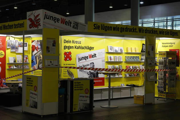 Frankfurt Impressionen 06.10.2026 auf der 78. Frankfurter Buchmesse präsentiert sich Junge Welt mit einem Messestand Frankfurt (Main) Hessen Deutschland