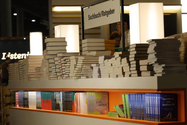 Frankfurt Impressionen 06.10.2026 auf der 78. Frankfurter Buchmesse präsentiert sich ein Sachbuch Ratgeber mit einem Messestand Frankfurt (Main) Hessen Deutschland