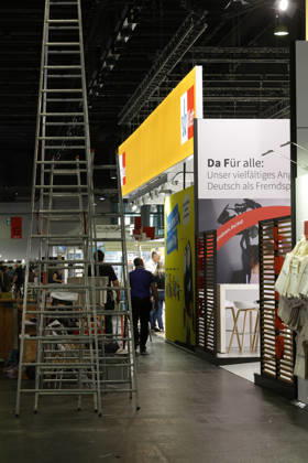 Frankfurt Impressionen 06.10.2026 auf der 78. Frankfurter Buchmesse wird noch am Abend gearbeitet hier Messestand Klett Frankfurt (Main) Hessen Deutschland