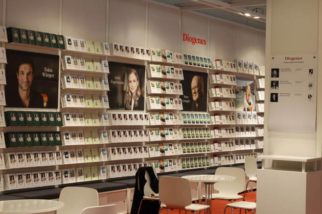 Frankfurt Impressionen 06.10.2026 auf der 78. Frankfurter Buchmesse präsentiert sich Diogenes mit einem Messestand mit Takis Würger und Julia Engelmann und Peter Grainger Frankfurt (Main) Hessen Deutschland