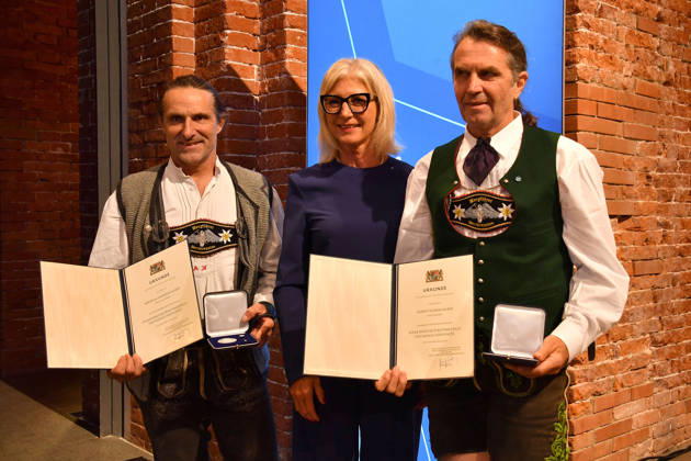 Bayerns Staatsministerin Ulrike Scharf mit Alexander Huber und Thomas Huber (Huber Buam) bei der Verleihung der Bayerischen Staatsmedaille fuer soziale Verdienste in der Allerheiligen-Hofkirche, Residenz am 6.10.2026 in Muenchen Bavarian State Minister Ulrike Scharf and Alexander Huber and Thomas Huber attend the presentation of the Bavarian State Medal for Social Merit in the All Saints Court Church (Allerheiligen-Hofkirche) at the Residenz on October 6, 2026 in Munich, Germany Bayerische Staatsmedaille fuer Maria Riesch und die Huber Brueder in Muenchen