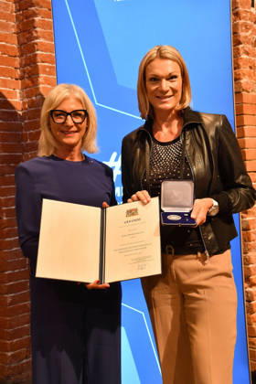 Bayerns Staatsministerin Ulrike Scharf und Preistraegerin Maria Riesch bei der Verleihung der Bayerischen Staatsmedaille fuer soziale Verdienste in der Allerheiligen-Hofkirche, Residenz am 6.10.2026 in Muenchen Bavarian State Minister Ulrike Scharf and award recipient Maria Riesch at the presentation of the Bavarian State Medal for Social Merit in the All Saints Court Church (Allerheiligen-Hofkirche) at the Residenz on October 6, 2026 in Munich, Germany Bayerische Staatsmedaille fuer Maria Riesch und die Huber Brueder in Muenchen