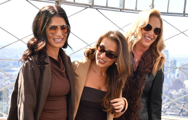 Jessie James Decker Visits the Empire State Building NEW YORK, NY- OCTOBER 6: Sydney Rae Bass, Jessie James Decker and Karen Parker at the Empire State Building to Celebrate the Release of New Cookbook The Secret Sauce: A Family Cookbook Seasoned with Love on October 6, 2026 in New York City. Credit: John Fycke AdMedia New York City New York USA EDITORIAL USE ONLY Copyright: xx JohnxFycke AdMediax admphotosthree019324