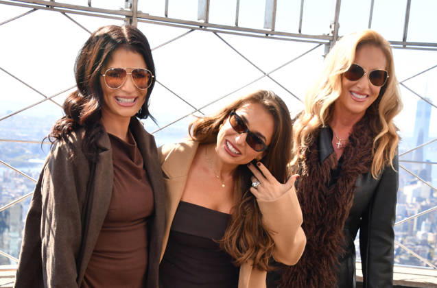 NEW YORK, NY- OCTOBER 6: Sydney Rae Bass, Jessie James Decker and Karen Parker at the Empire State Building to Celebrate the Release of New Cookbook The Secret Sauce: A Family Cookbook Seasoned with Love on October 6, 2026 in New York City. Credit: AdMedia New York City USA - ZUMAa123 20261006_zaa_a123_032 Copyright: xJohnxFyckex