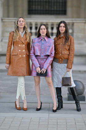 PFW Louis Vuitton Outside Arrivals Este Haim, Alana Haim, Danielle Haim arriving at Louis Vuitton show during Paris Fashion Week, in Paris, France on 6 October 2026. Photo by Julien Reynaud APS-Medias ABACAPRESS.COM Paris France  Copyright: xReynaudxJulien APS-Medias ABACAx