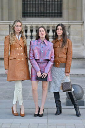 PFW Louis Vuitton Outside Arrivals Este Haim, Alana Haim, Danielle Haim arriving at Louis Vuitton show during Paris Fashion Week, in Paris, France on 6 October 2026. Photo by Julien Reynaud APS-Medias ABACAPRESS.COM Paris France  Copyright: xReynaudxJulien APS-Medias ABACAx
