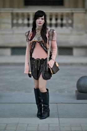 PFW Louis Vuitton Outside Arrivals Sophie Thatcher arriving at Louis Vuitton show during Paris Fashion Week, in Paris, France on 6 October 2026. Photo by Julien Reynaud APS-Medias ABACAPRESS.COM Paris France  Copyright: xReynaudxJulien APS-Medias ABACAx