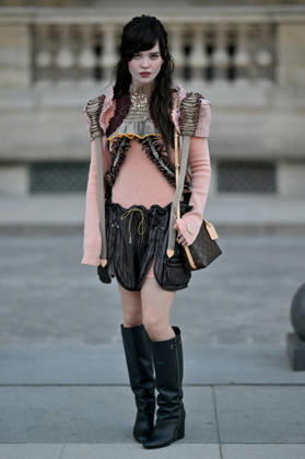 PFW Louis Vuitton Outside Arrivals Sophie Thatcher arriving at Louis Vuitton show during Paris Fashion Week, in Paris, France on 6 October 2026. Photo by Julien Reynaud APS-Medias ABACAPRESS.COM Paris France  Copyright: xReynaudxJulien APS-Medias ABACAx