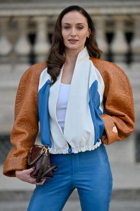 PFW Louis Vuitton Outside Arrivals Sophie Turner arriving at Louis Vuitton show during Paris Fashion Week, in Paris, France on 6 October 2026. Photo by Julien Reynaud APS-Medias ABACAPRESS.COM Paris France  Copyright: xReynaudxJulien APS-Medias ABACAx