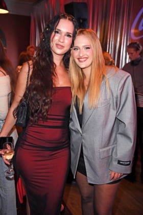 Vanessa Borck mit Freundin Lara Denona bei der COKE LIGHT EXPERIENCE X BRUCE DARNELL im Borchardt in Berlin am 06.10.2026
