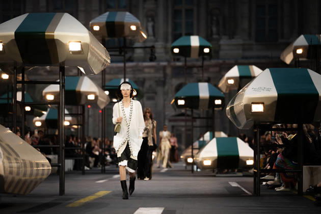 PFW - Louis Vuitton Runway - Paris A model presents a creation for Louis Vuitton Women s Spring Summer 2027 collection fashion show as part of the Paris Fashion Week, in Paris, France on October 6, 2026. Photo by Alexis Jumeau ABACAPRESS.COM Paris France Copyright: xJumeauxAlexis ABACAx
