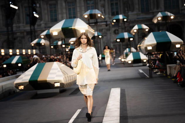 PFW - Louis Vuitton Runway - Paris A model presents a creation for Louis Vuitton Women s Spring Summer 2027 collection fashion show as part of the Paris Fashion Week, in Paris, France on October 6, 2026. Photo by Alexis Jumeau ABACAPRESS.COM Paris France Copyright: xJumeauxAlexis ABACAx