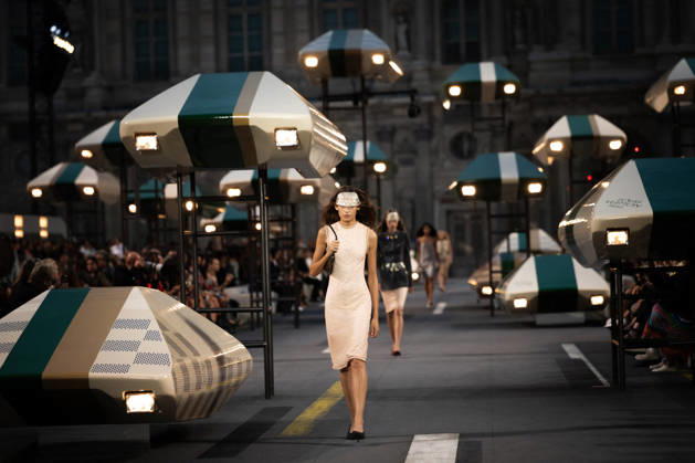 PFW - Louis Vuitton Runway - Paris A model presents a creation for Louis Vuitton Women s Spring Summer 2027 collection fashion show as part of the Paris Fashion Week, in Paris, France on October 6, 2026. Photo by Alexis Jumeau ABACAPRESS.COM Paris France Copyright: xJumeauxAlexis ABACAx