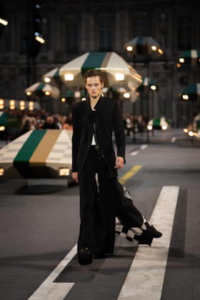 PFW - Louis Vuitton Runway - Paris A model presents a creation for Louis Vuitton Women s Spring Summer 2027 collection fashion show as part of the Paris Fashion Week, in Paris, France on October 6, 2026. Photo by Alexis Jumeau ABACAPRESS.COM Paris France  Copyright: xJumeauxAlexis ABACAx