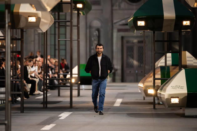 PFW - Louis Vuitton Runway - Paris French-Belgian fashion designer Nicolas Ghesquiere aknowledges the audience at the end of the Louis Vuitton Women s Spring Summer 2027 collection fashion show as part of the Paris Fashion Week, in Paris, France on October 6, 2026. Photo by Alexis Jumeau ABACAPRESS.COM Paris France  Copyright: xJumeauxAlexis ABACAx