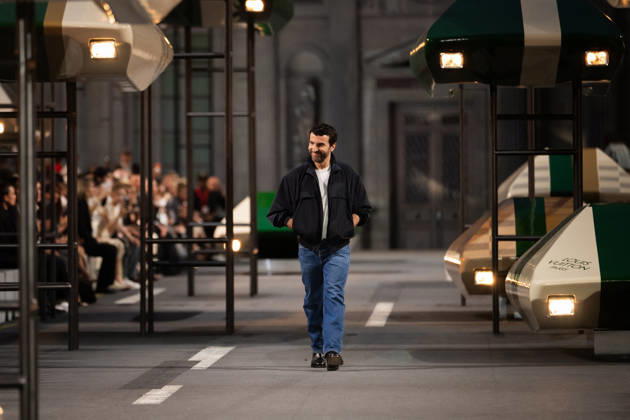 PFW - Louis Vuitton Runway - Paris French-Belgian fashion designer Nicolas Ghesquiere aknowledges the audience at the end of the Louis Vuitton Women s Spring Summer 2027 collection fashion show as part of the Paris Fashion Week, in Paris, France on October 6, 2026. Photo by Alexis Jumeau ABACAPRESS.COM Paris France  Copyright: xJumeauxAlexis ABACAx