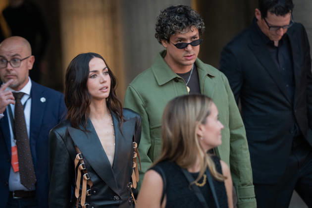 PFW - Louis Vuitton Front Row - Paris Cuban-Spanish actress Ana De Armas (L) and Venezuelan singer Alberto Beto Montenegro poses as she arrives ahead of the Louis Vuitton Women s Spring Summer 2027 collection fashion show as part of the Paris Fashion Week, in Paris, France on October 6, 2026. Photo by Alexis Jumeau ABACAPRESS.COM Paris France Copyright: xJumeauxAlexis ABACAx