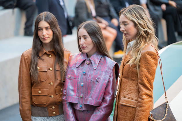 PFW - Louis Vuitton Front Row - Paris US actress Danielle Haim, US actress and musician Alana Haim and US actress Este Haim poses as she arrives ahead of the Louis Vuitton Women s Spring Summer 2027 collection fashion show as part of the Paris Fashion Week, in Paris, France on October 6, 2026. Photo by Alexis Jumeau ABACAPRESS.COM Paris France  Copyright: xJumeauxAlexis ABACAx