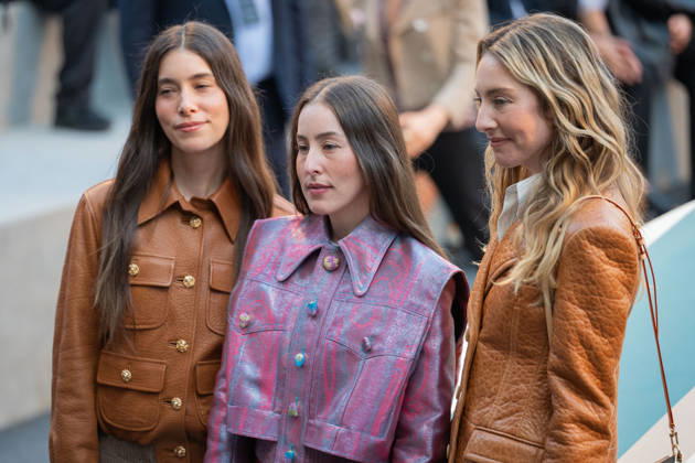 PFW - Louis Vuitton Front Row - Paris US actress Danielle Haim, US actress and musician Alana Haim and US actress Este Haim poses as she arrives ahead of the Louis Vuitton Women s Spring Summer 2027 collection fashion show as part of the Paris Fashion Week, in Paris, France on October 6, 2026. Photo by Alexis Jumeau ABACAPRESS.COM Paris France  Copyright: xJumeauxAlexis ABACAx