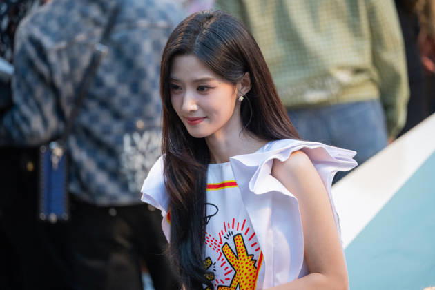 PFW - Louis Vuitton Front Row - Paris Lu Yuxiao poses as she arrives ahead of the Louis Vuitton Women s Spring Summer 2027 collection fashion show as part of the Paris Fashion Week, in Paris, France on October 6, 2026. Photo by Alexis Jumeau ABACAPRESS.COM Paris France  Copyright: xJumeauxAlexis ABACAx