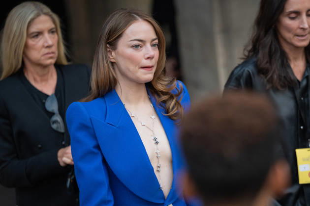 PFW - Louis Vuitton Front Row - Paris Emma Stone poses as she arrives ahead of the Louis Vuitton Women s Spring Summer 2027 collection fashion show as part of the Paris Fashion Week, in Paris, France on October 6, 2026. Photo by Alexis Jumeau ABACAPRESS.COM Paris France  Copyright: xJumeauxAlexis ABACAx