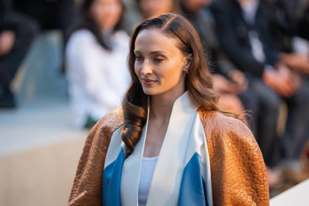 PFW - Louis Vuitton Front Row - Paris Sophie Turner poses as she arrives ahead of the Louis Vuitton Women s Spring Summer 2027 collection fashion show as part of the Paris Fashion Week, in Paris, France on October 6, 2026. Photo by Alexis Jumeau ABACAPRESS.COM Paris France  Copyright: xJumeauxAlexis ABACAx