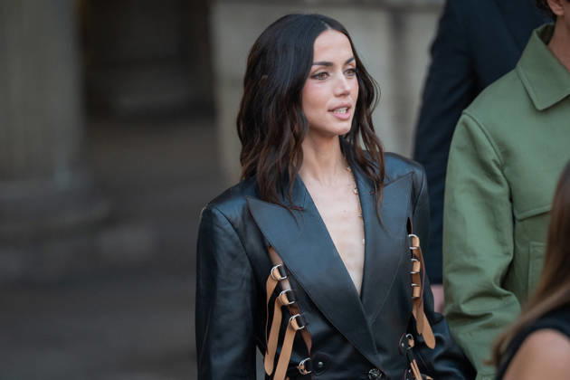 PFW - Louis Vuitton Front Row - Paris Cuban-Spanish actress Ana De Armas (L) and Venezuelan singer Alberto Beto Montenegro poses as she arrives ahead of the Louis Vuitton Women s Spring Summer 2027 collection fashion show as part of the Paris Fashion Week, in Paris, France on October 6, 2026. Photo by Alexis Jumeau ABACAPRESS.COM Paris France  Copyright: xJumeauxAlexis ABACAx